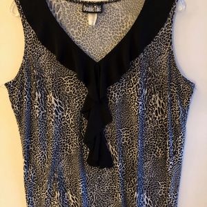 Black and White print top